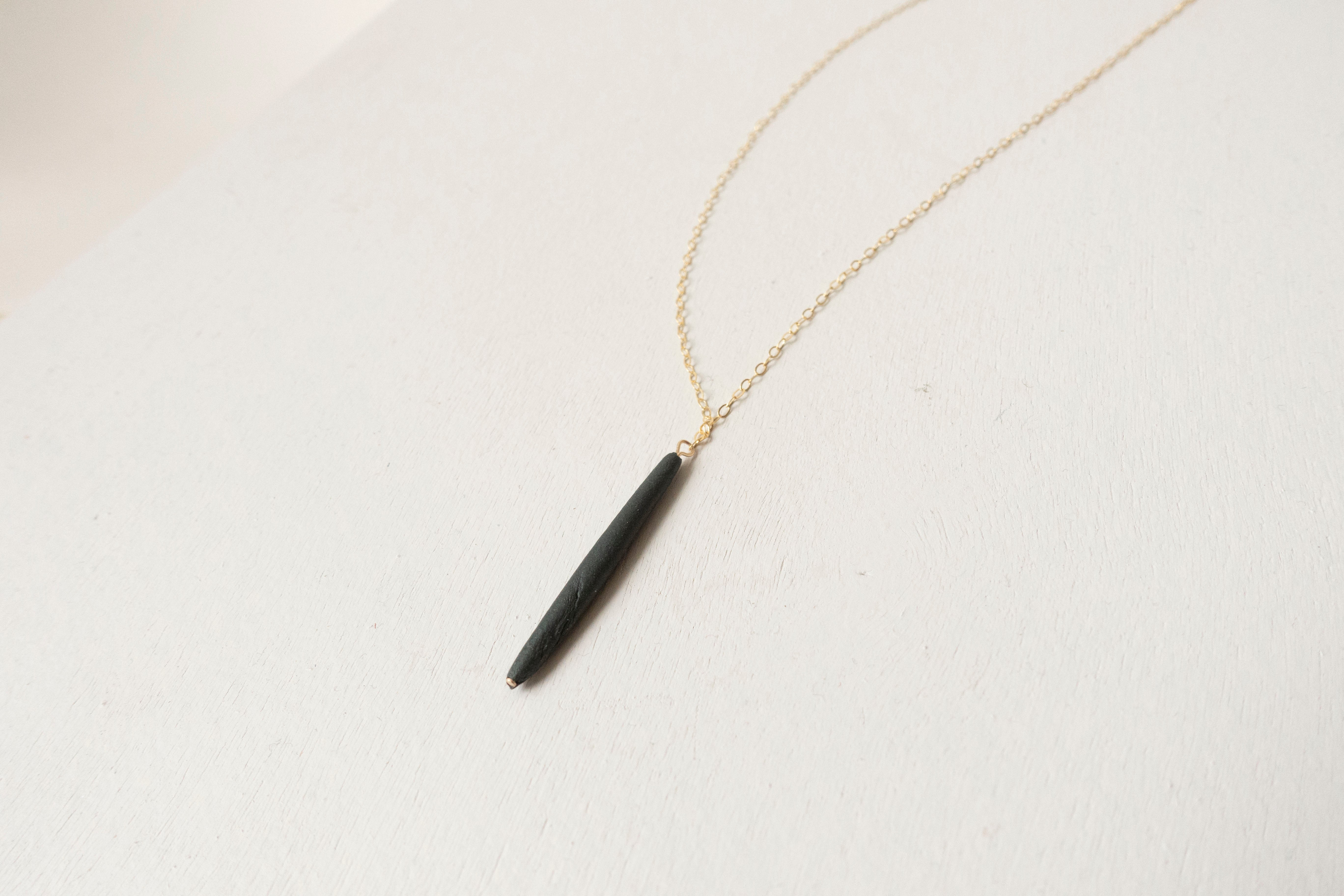 Single quill necklace black