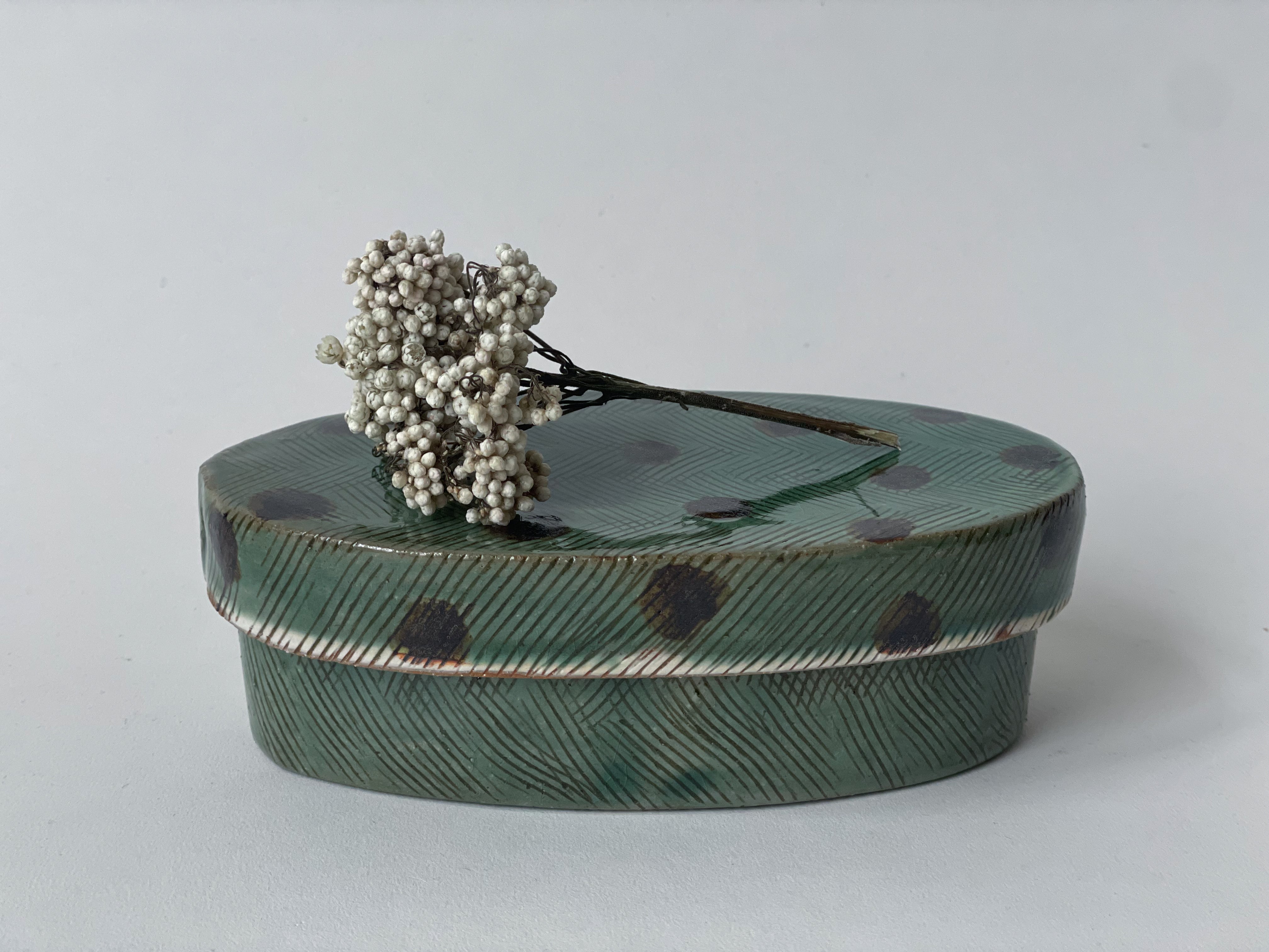 Oval keepsake box