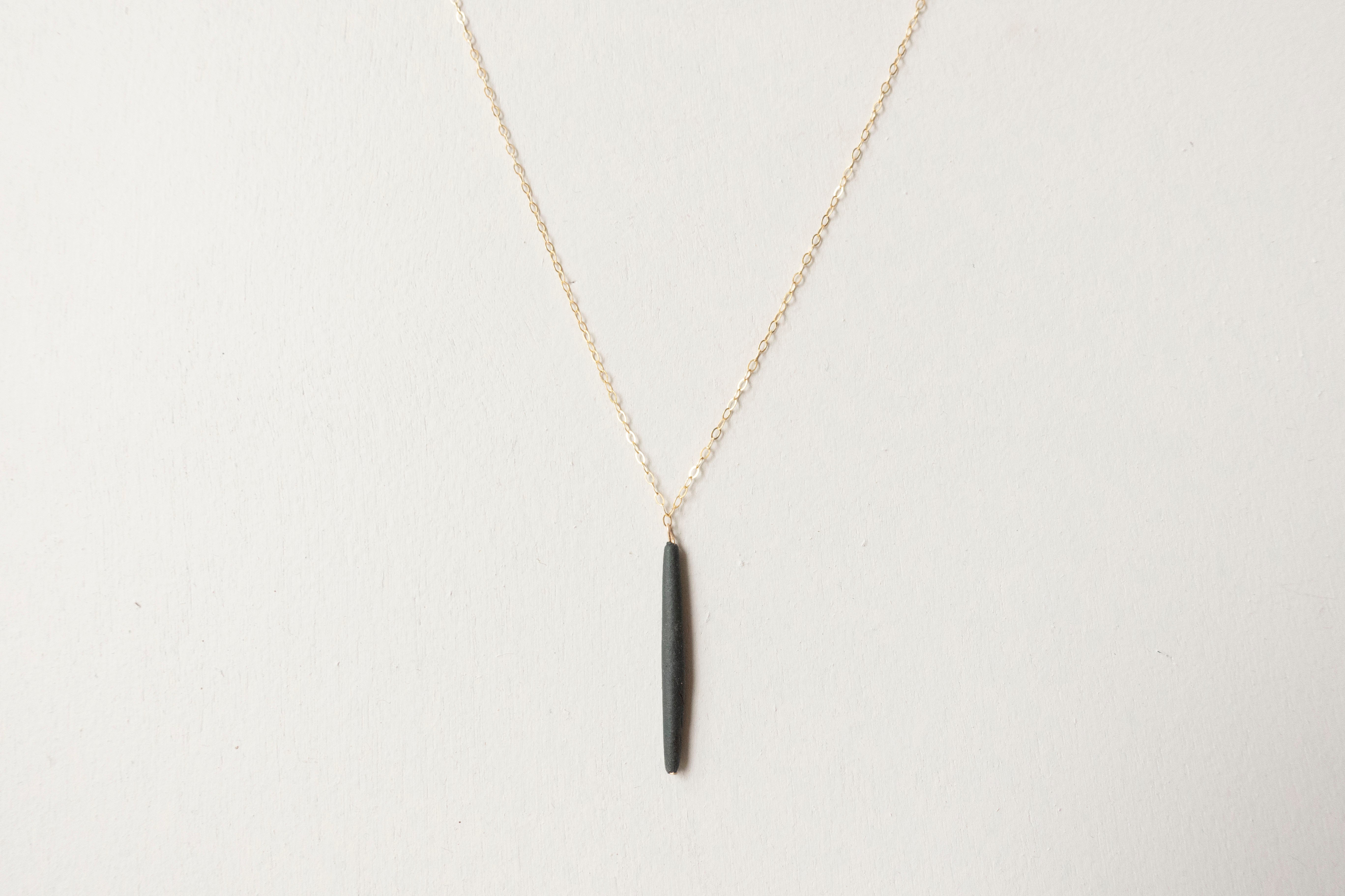 Single quill necklace black