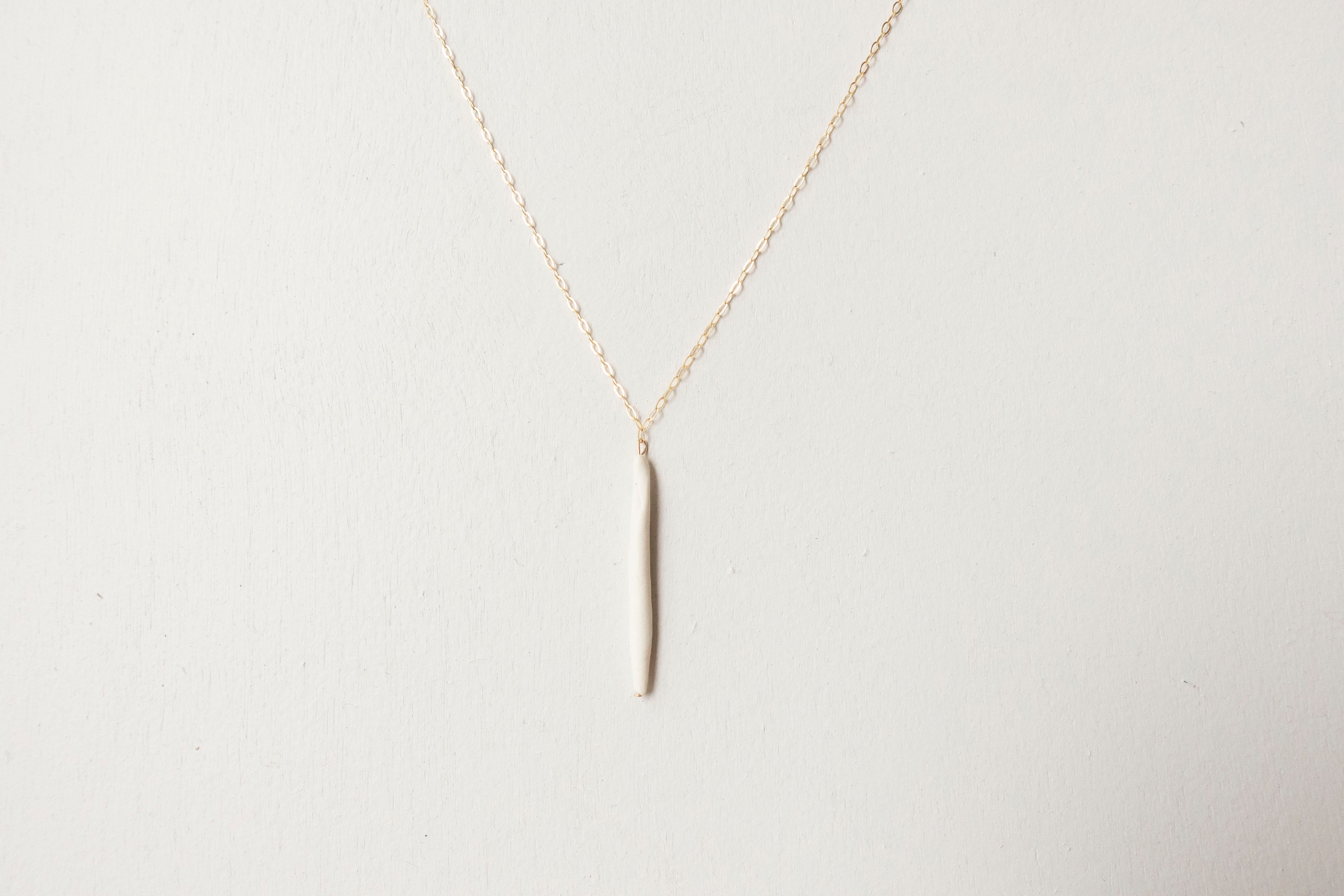 Single quill necklace white